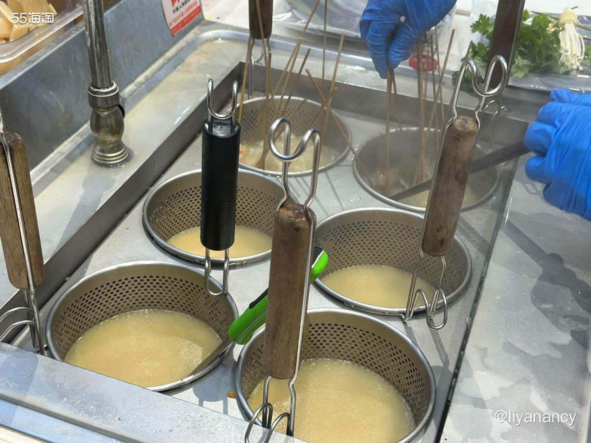 有的时候晚上着急出去看剧会选择吃的一家快手麻辣烫，调料可以自