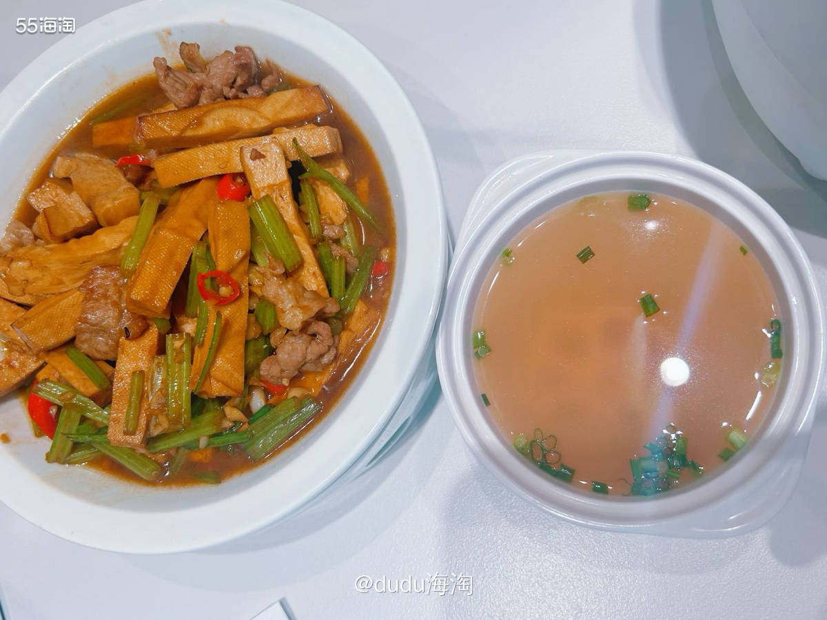 💦今天国庆节，我们带娃来一个新开的万达广场玩，中午选了很久