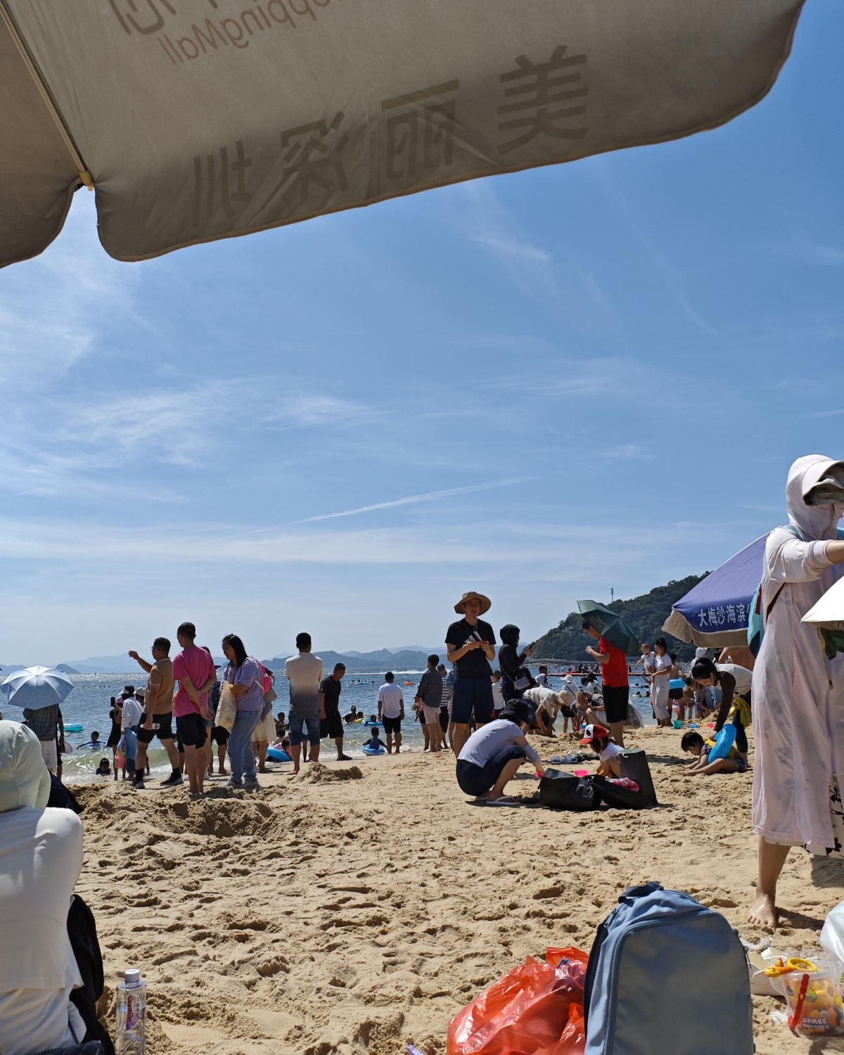 今天一大早起来就带着我表妹小侄子小侄女去了大梅沙，深圳的大梅