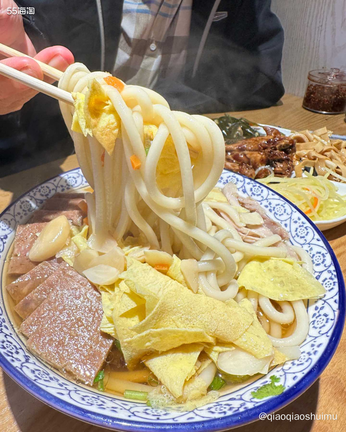 中午吃了朝天锅，晚上继续吃特色，和乐面。面条实际就是饸饹面，