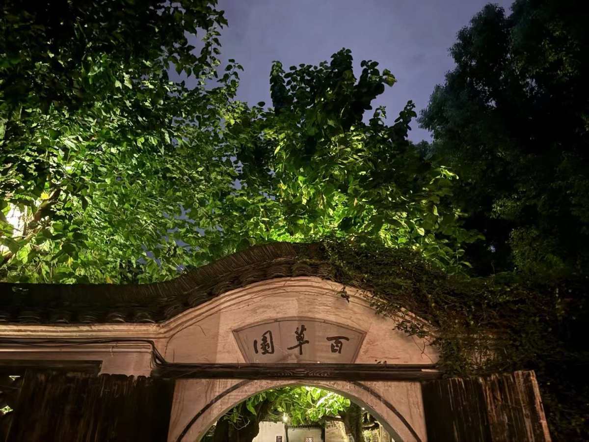 初中课本上课文这次让我真实感受到了。鲁迅先生故居来的人并不多