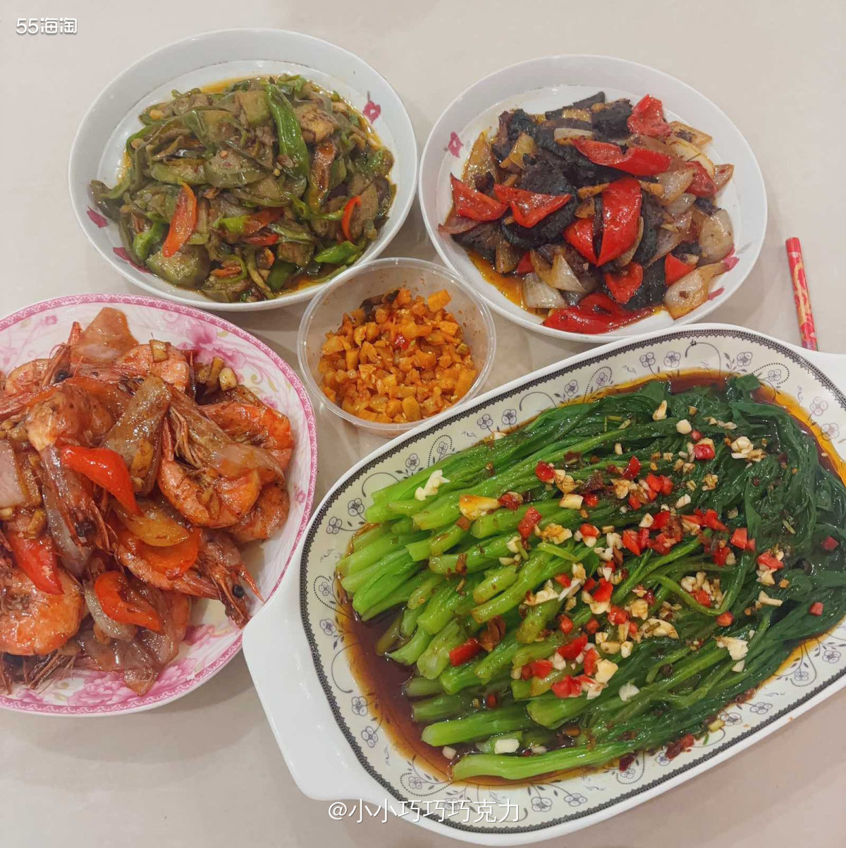 妈妈在家门口的小花园里种了不少菜，今天采摘了她自己种的新鲜的