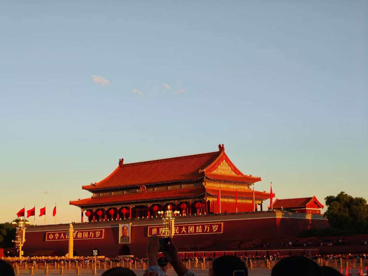 该怎么描述这奇妙的一夜呢？ 是日月交辉，宏伟的建筑在闪闪发着