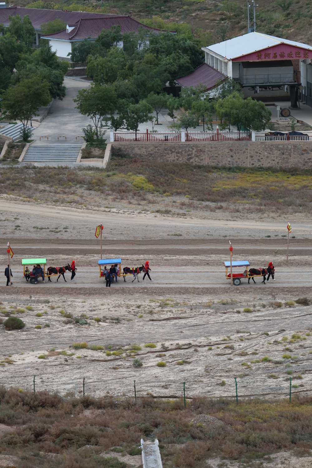 自驾游的好处就是突发奇想，本来应该去兰州住一晚，又想到黄河石