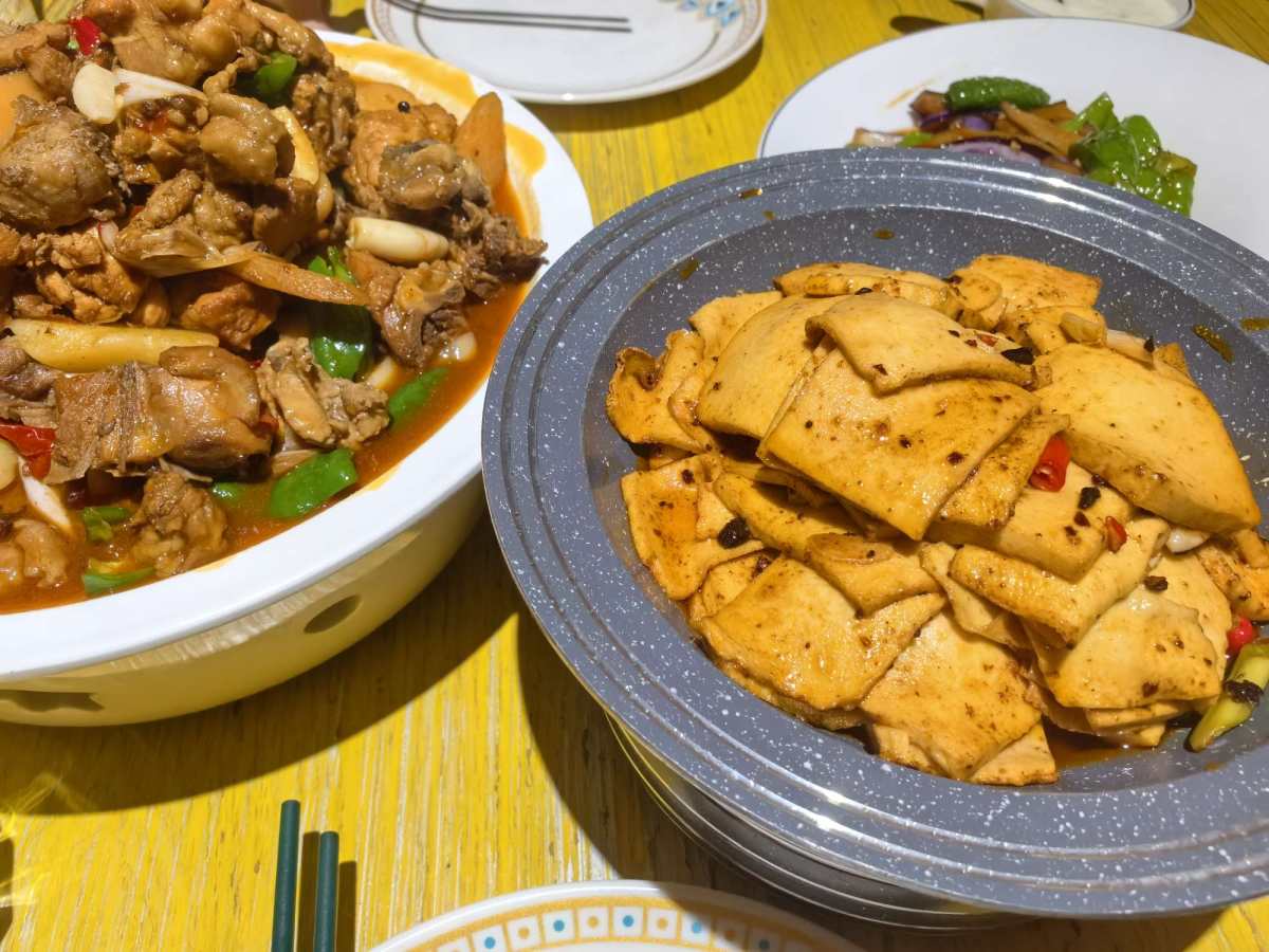 国庆去了一趟哈密晚上一定得打卡他们当地的特色餐厅。 这一家他