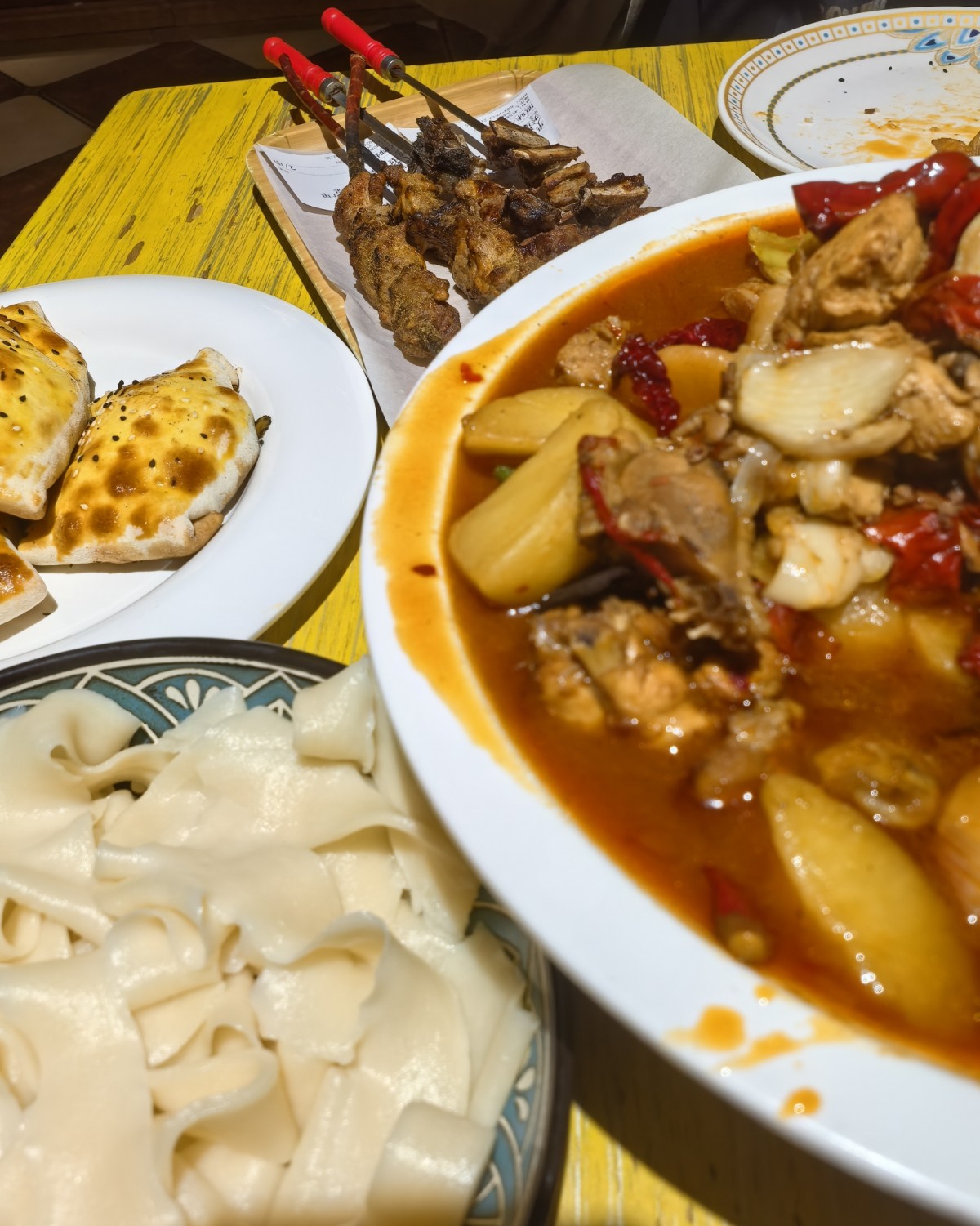 国庆去了一趟哈密晚上一定得打卡他们当地的特色餐厅。 这一家他