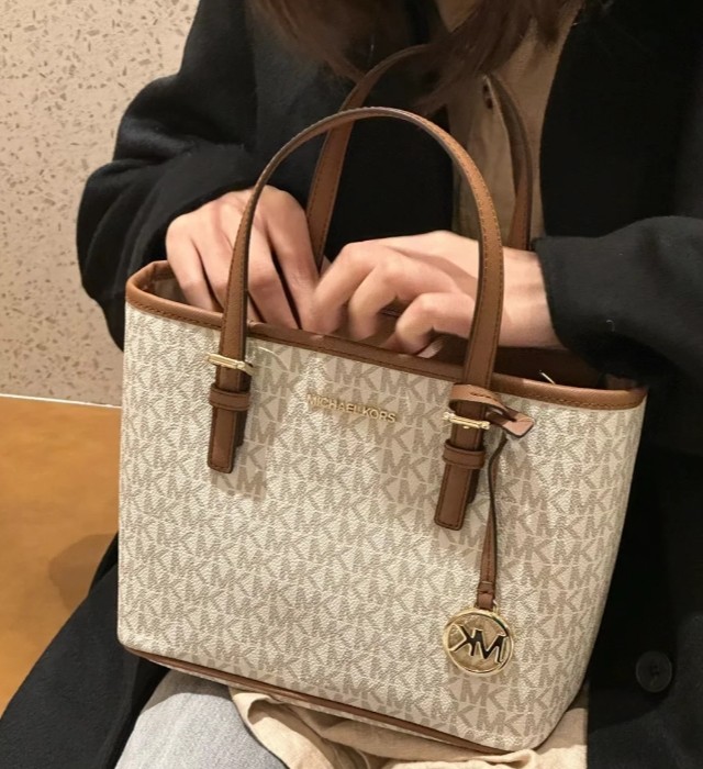 Michael Kors的包包也是大家海淘的热门产品，大多数