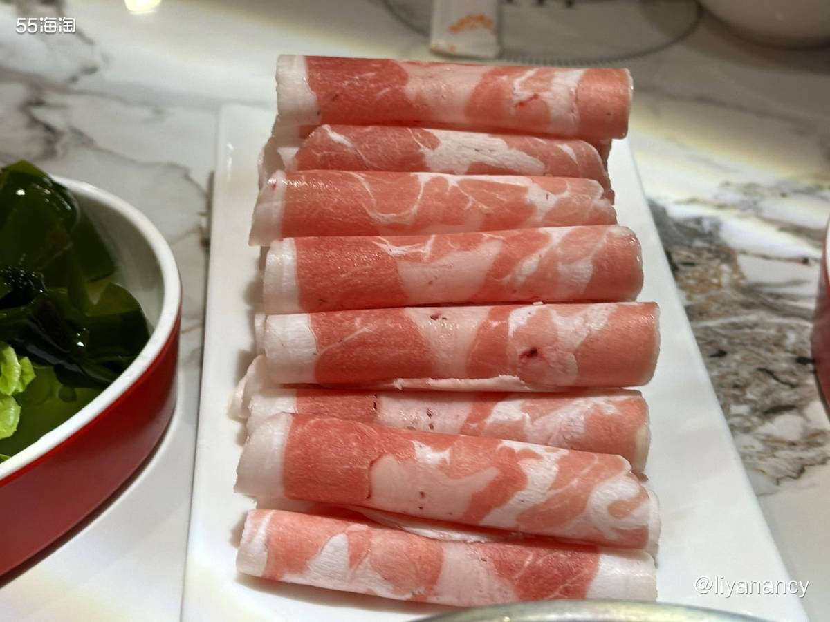 清冷的秋天夜晚，和小火锅更配哦， 而且店里还是很有氛围感的，