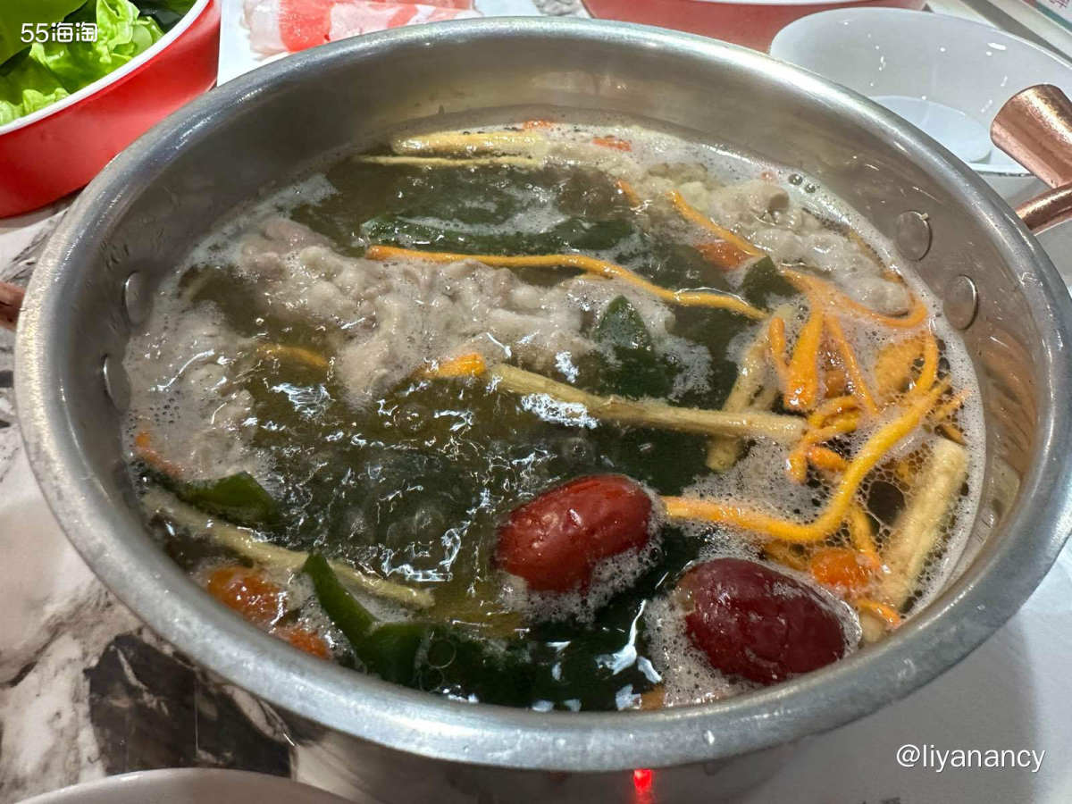 清冷的秋天夜晚，和小火锅更配哦， 而且店里还是很有氛围感的，