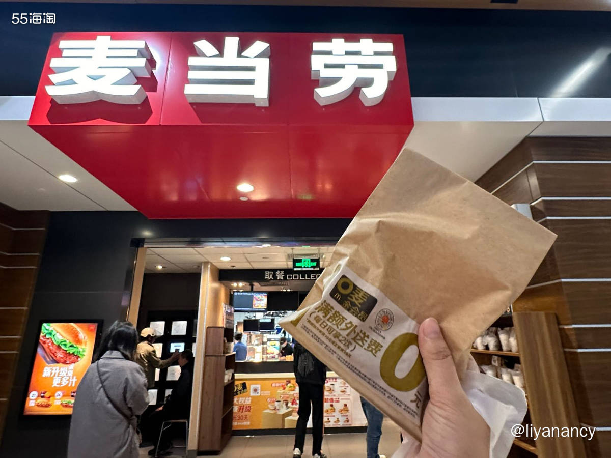 清冷的秋天夜晚，和小火锅更配哦， 而且店里还是很有氛围感的，