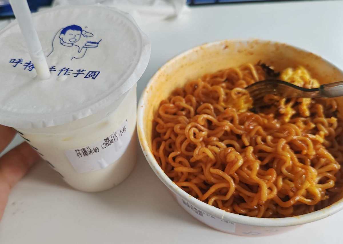 最近是三餐不继的我呀，早上吃了早餐，但是吧外面吃腻了，食堂又