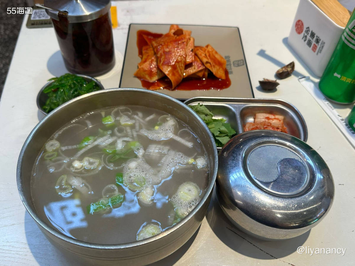 公司楼下的小店，天冷过来吃顿热乎的~ 延边牛肉汤饭，里面有很