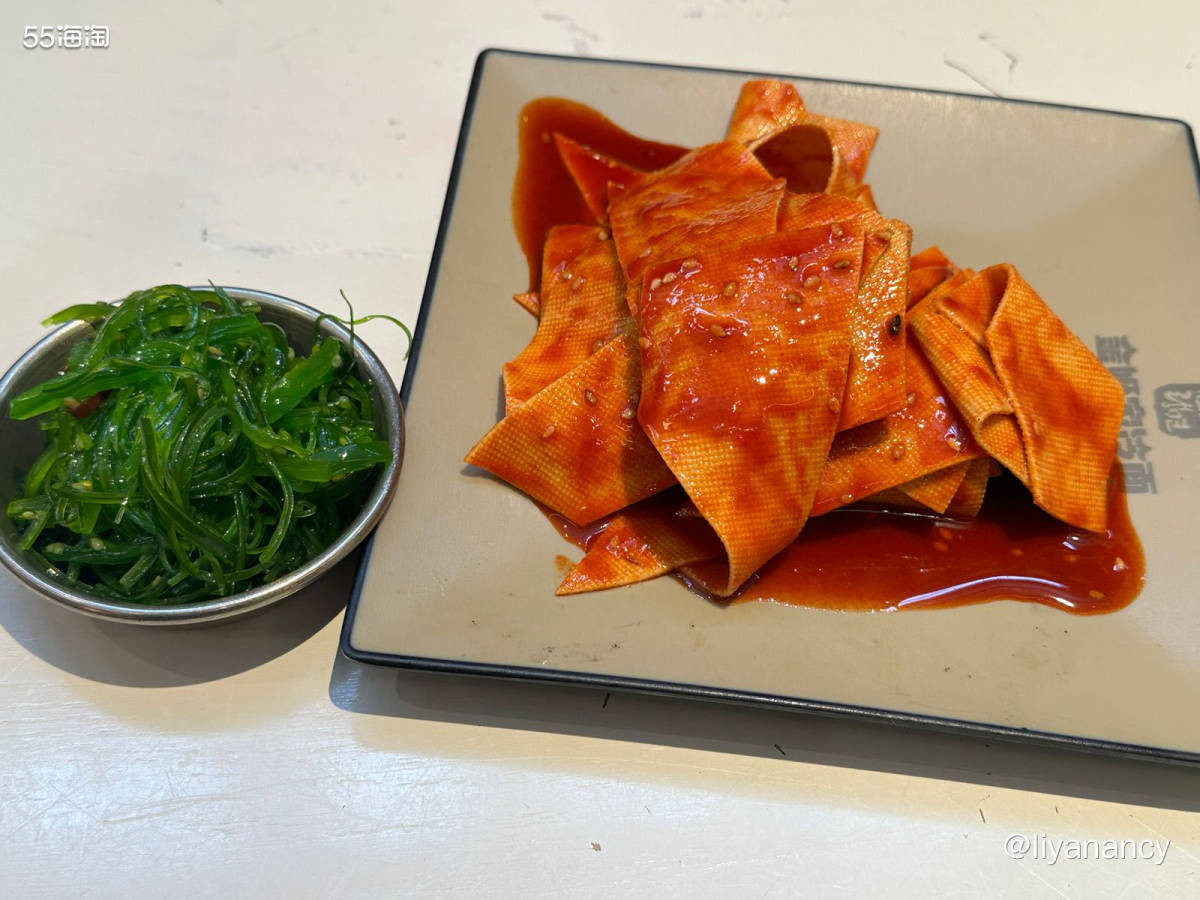 公司楼下的小店，天冷过来吃顿热乎的~ 延边牛肉汤饭，里面有很