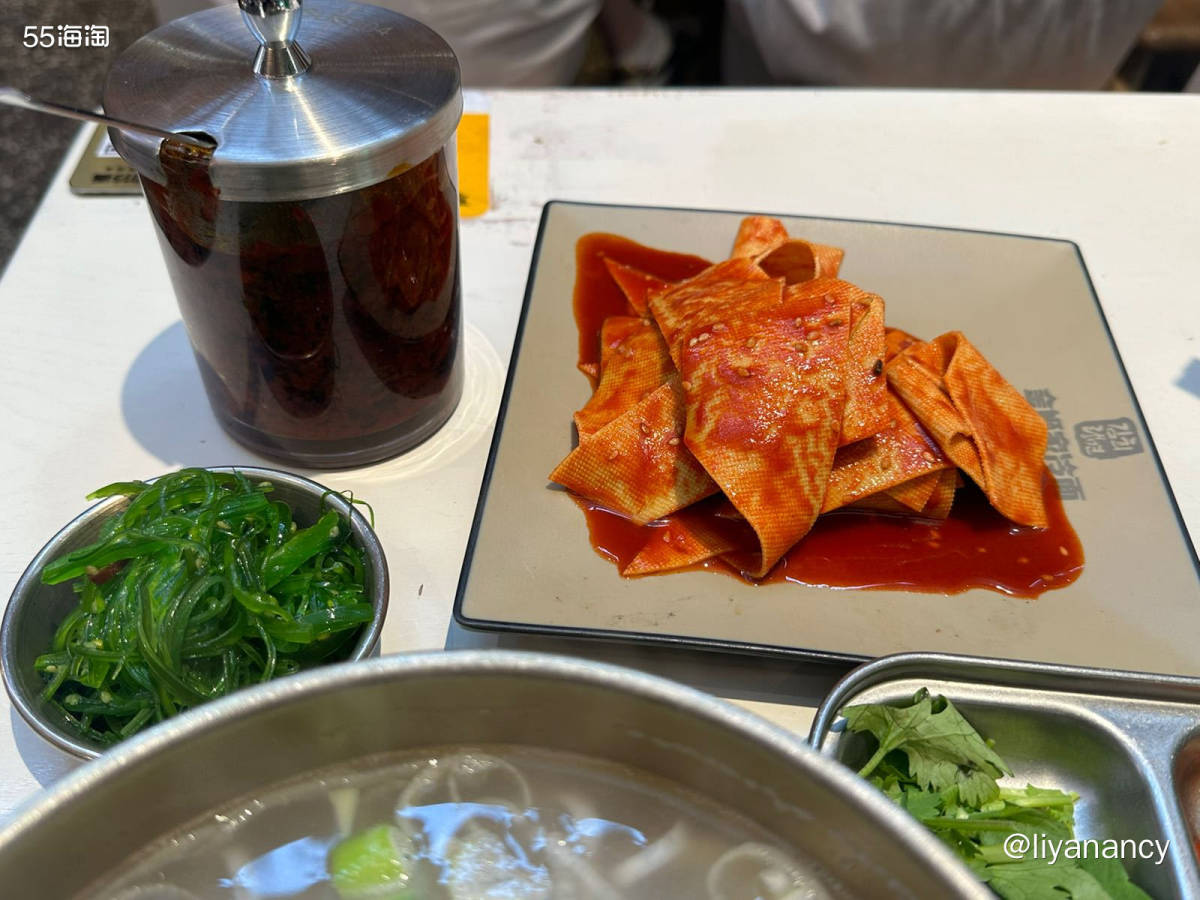 公司楼下的小店，天冷过来吃顿热乎的~ 延边牛肉汤饭，里面有很