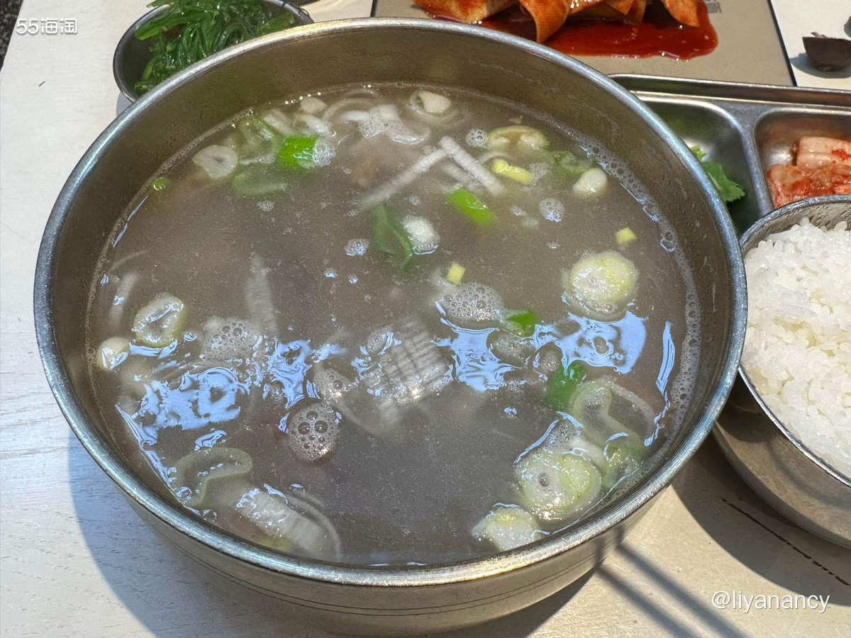 公司楼下的小店，天冷过来吃顿热乎的~ 延边牛肉汤饭，里面有很