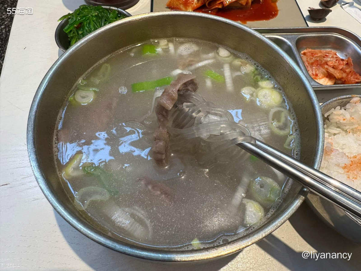 公司楼下的小店，天冷过来吃顿热乎的~ 延边牛肉汤饭，里面有很