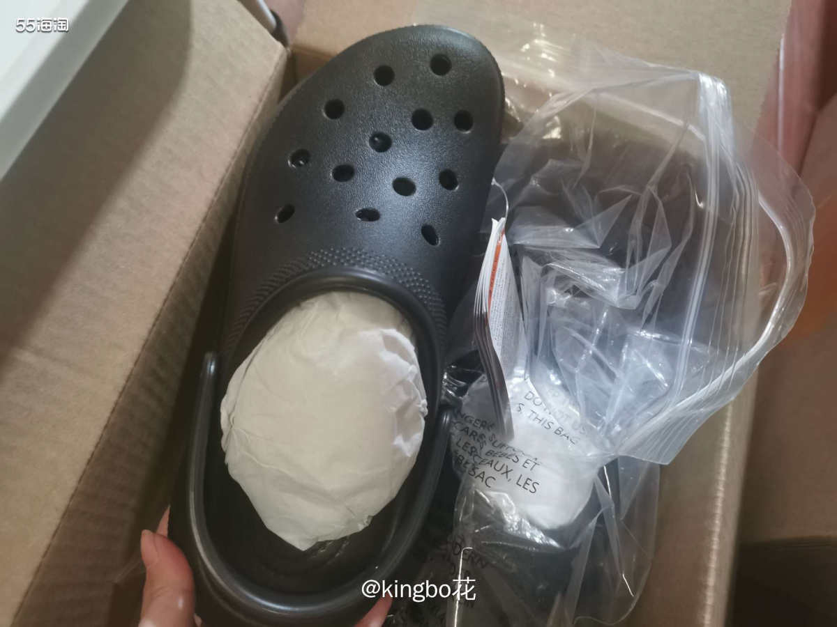 继续开箱卡洛施洞洞鞋，是被分箱的大码泡芙哦  这箱跟前面那箱
