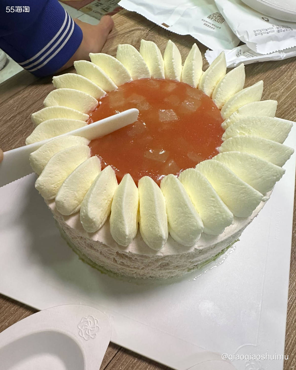 忘记晒的一个蛋糕～ 上周六下班时同事给哒，并非生日蛋糕，是原