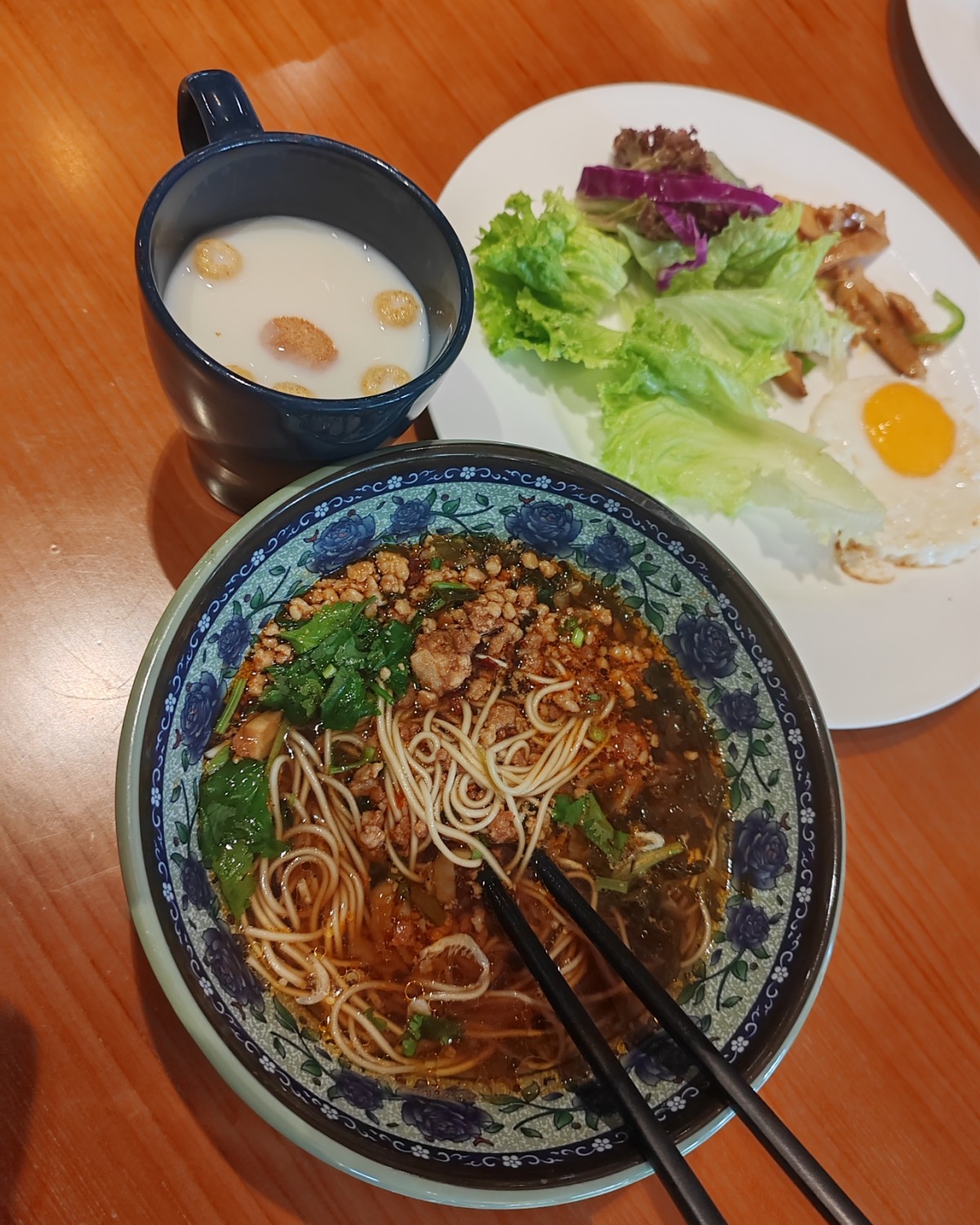 2天2夜游，最后一天的早餐选择了一个酒店的自助早餐吧，因为种