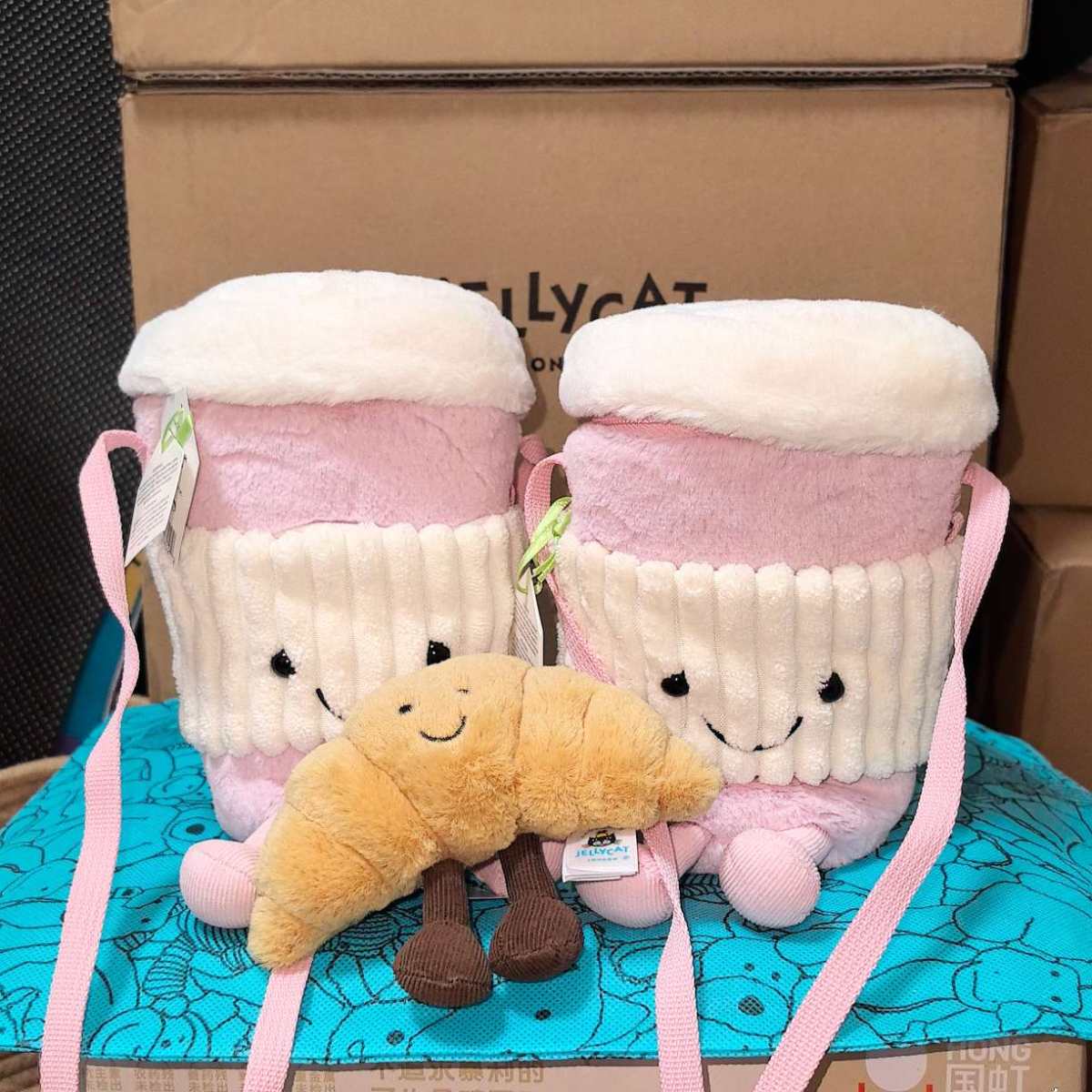 这单开箱的是jellycat的咖啡杯包2个和一个可颂挂件 这