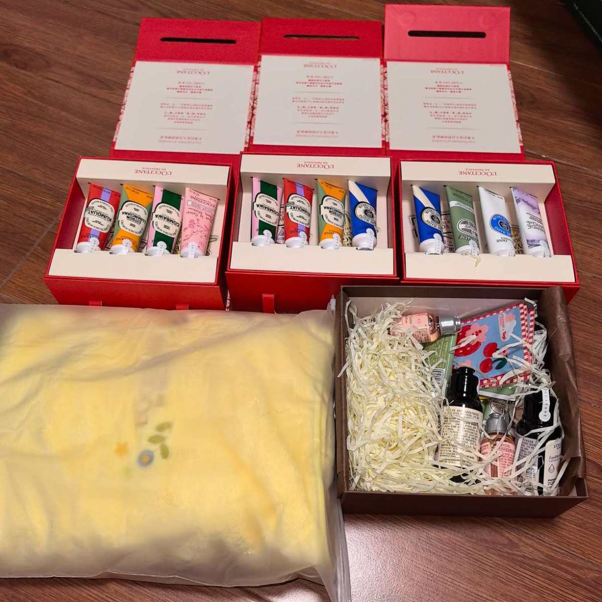 欧舒丹手霜很好用，这次买的是礼盒 加上优惠卷，300左右一套