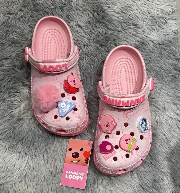 Crocs每次的联名都让人眼前一亮，这次又和我最爱的粉耗子（