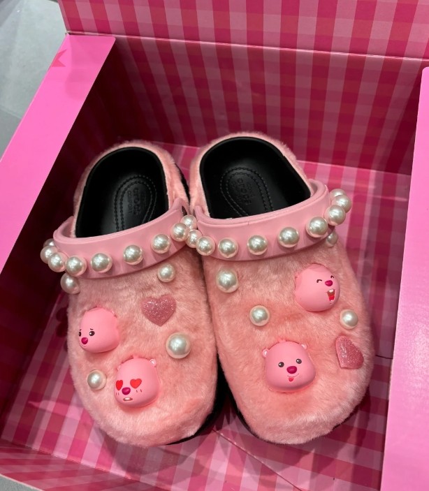 Crocs每次的联名都让人眼前一亮，这次又和我最爱的粉耗子（