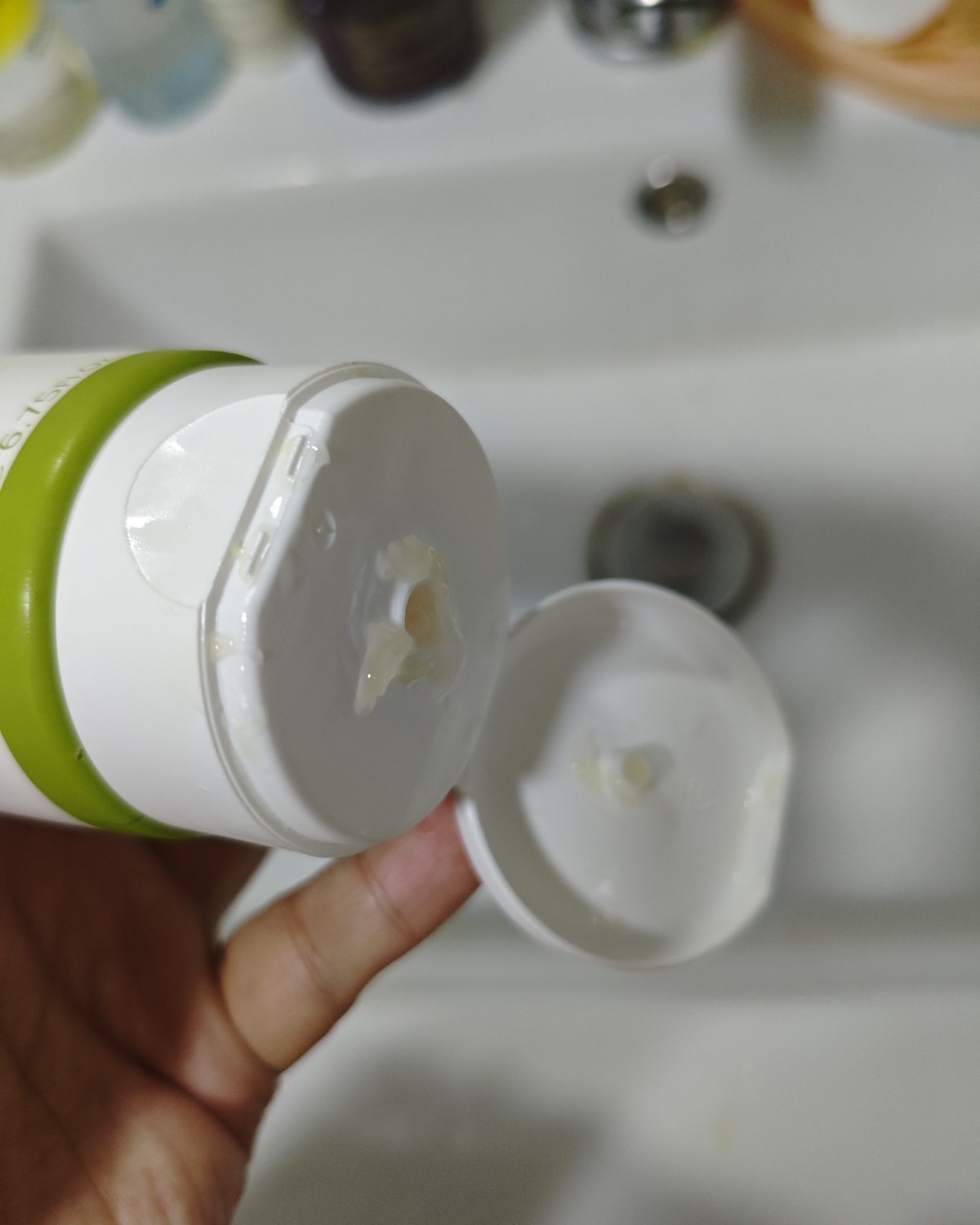 这个品牌是偶然发现的，叫做葡萄之谜，前几天我还买了它家的精华
