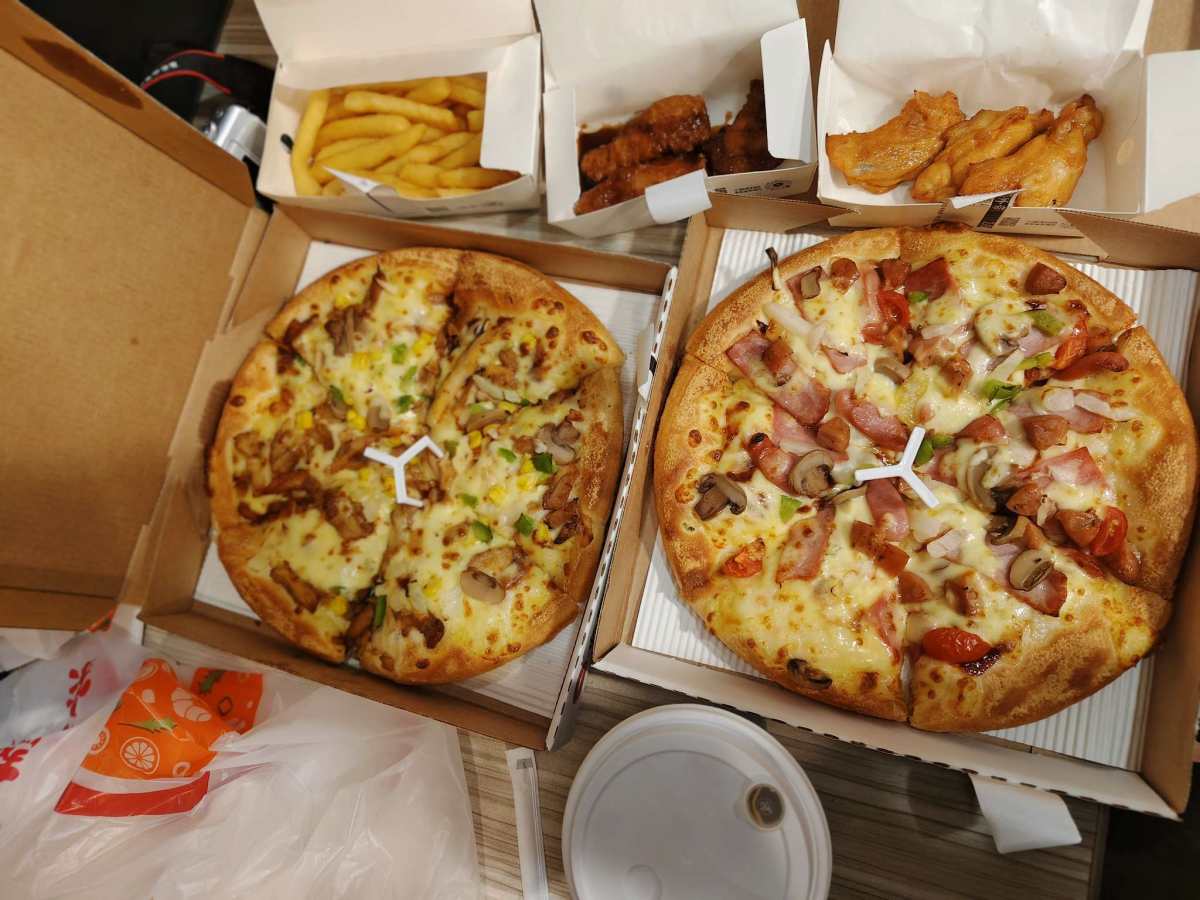 最开心的是，身边有很多披萨脑袋，都是大馋丫头。 但是根本减不