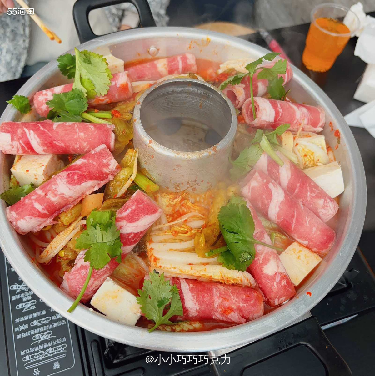 我们单位周边新开了一家呷洞庭火锅米线，某天中午食堂菜单看着不
