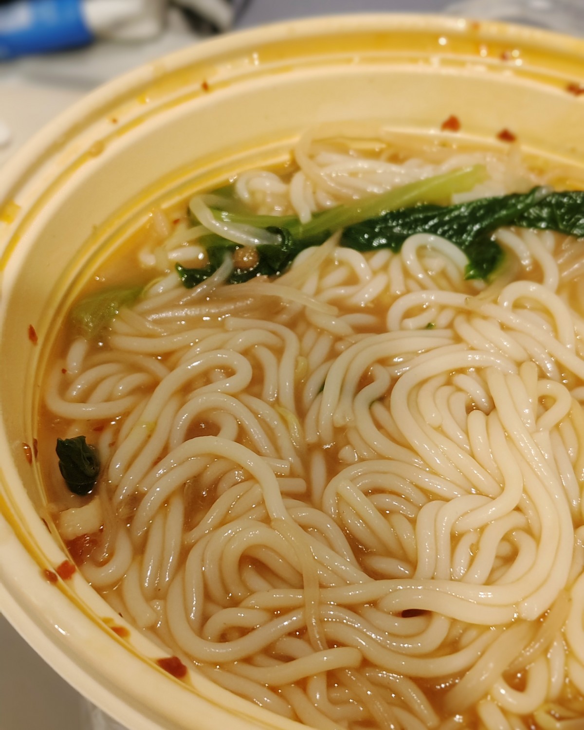 这是今天中午吃的三鲜米粉了，朋友帮我从食堂带的，12rmb，