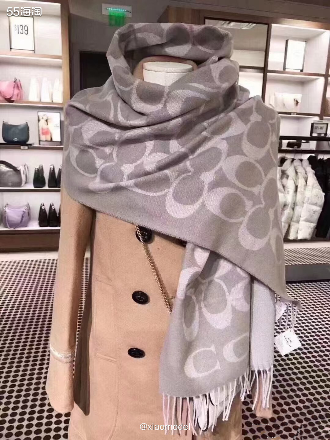 😀说来也巧，正好去年囤的coach围巾最近都出完了，前几天
