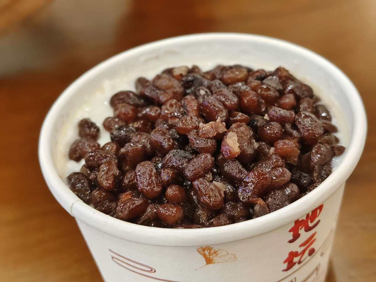 昨天去地坛公园拍银杏，听说门口的三元梅园家很火，那个双皮奶听