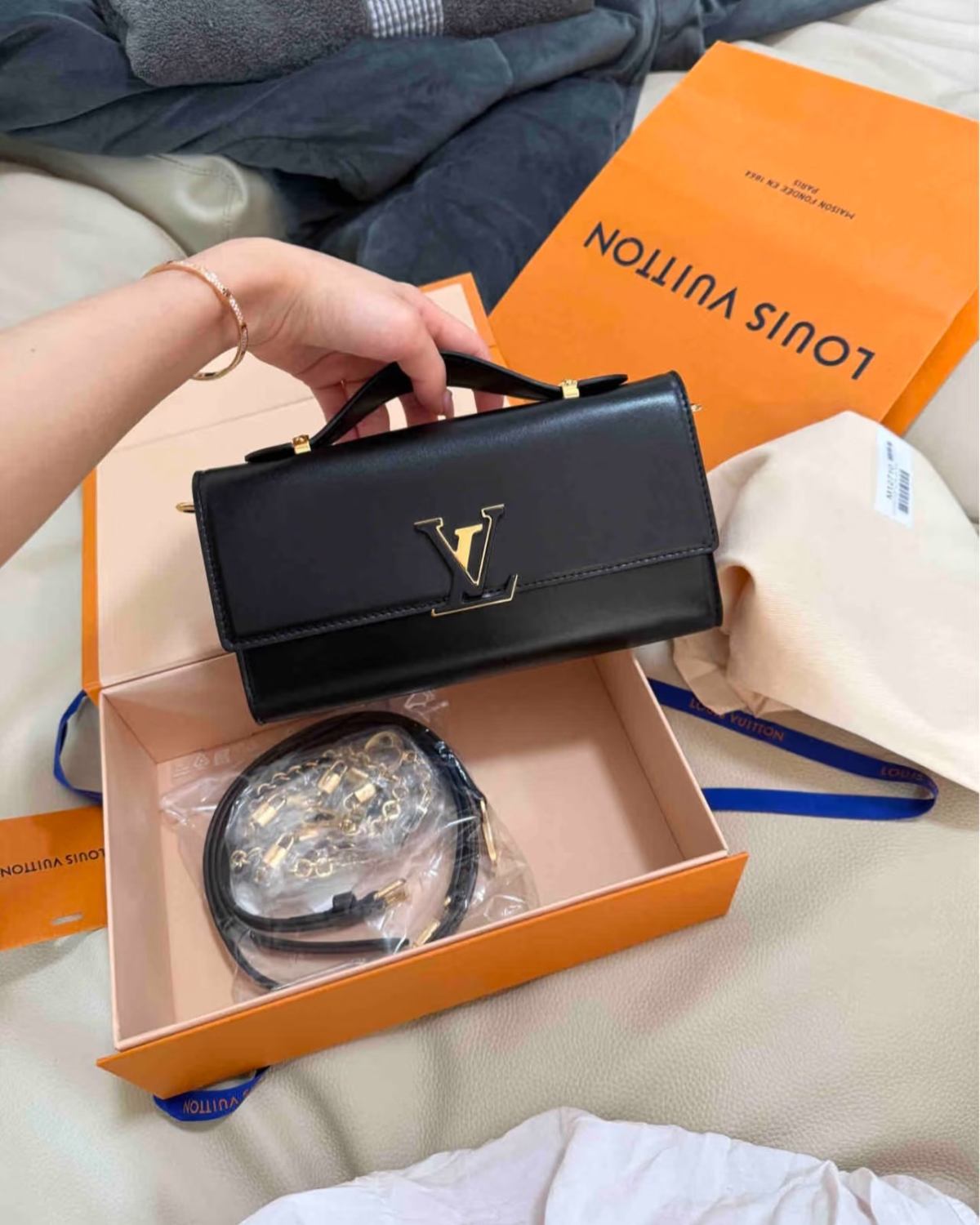 LV Wallet On Chain Capucines 手