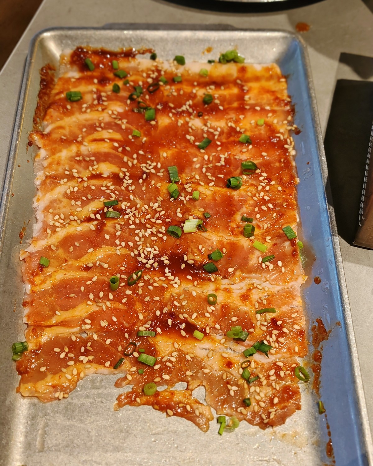 最近每天陪着朋友玩，于是晚上一起吃了烤肉，选择了最近的明洞阿