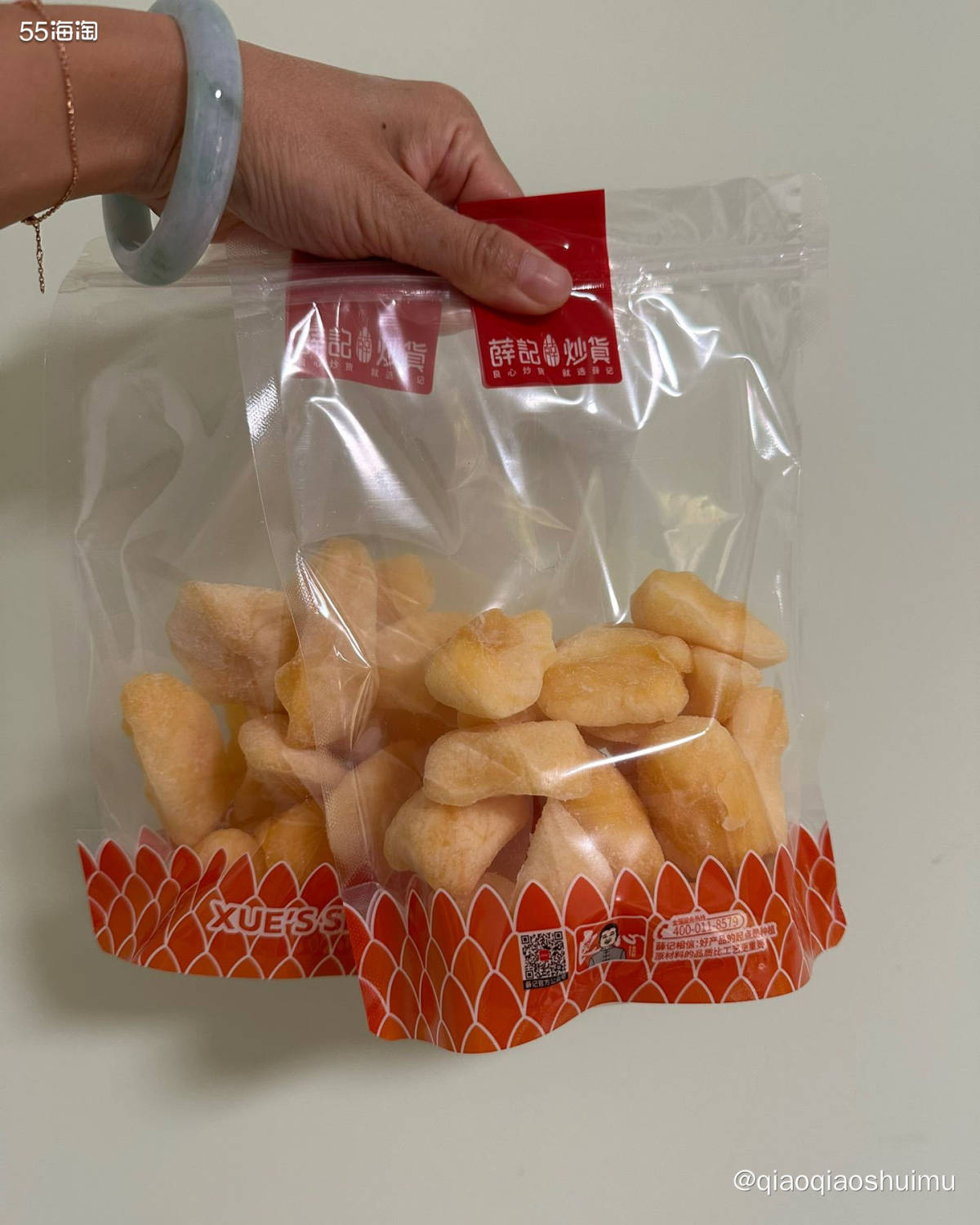 昨天去炒货店买瓜子和糖炒栗子，发现了苹果干。我小时候就蛮喜欢