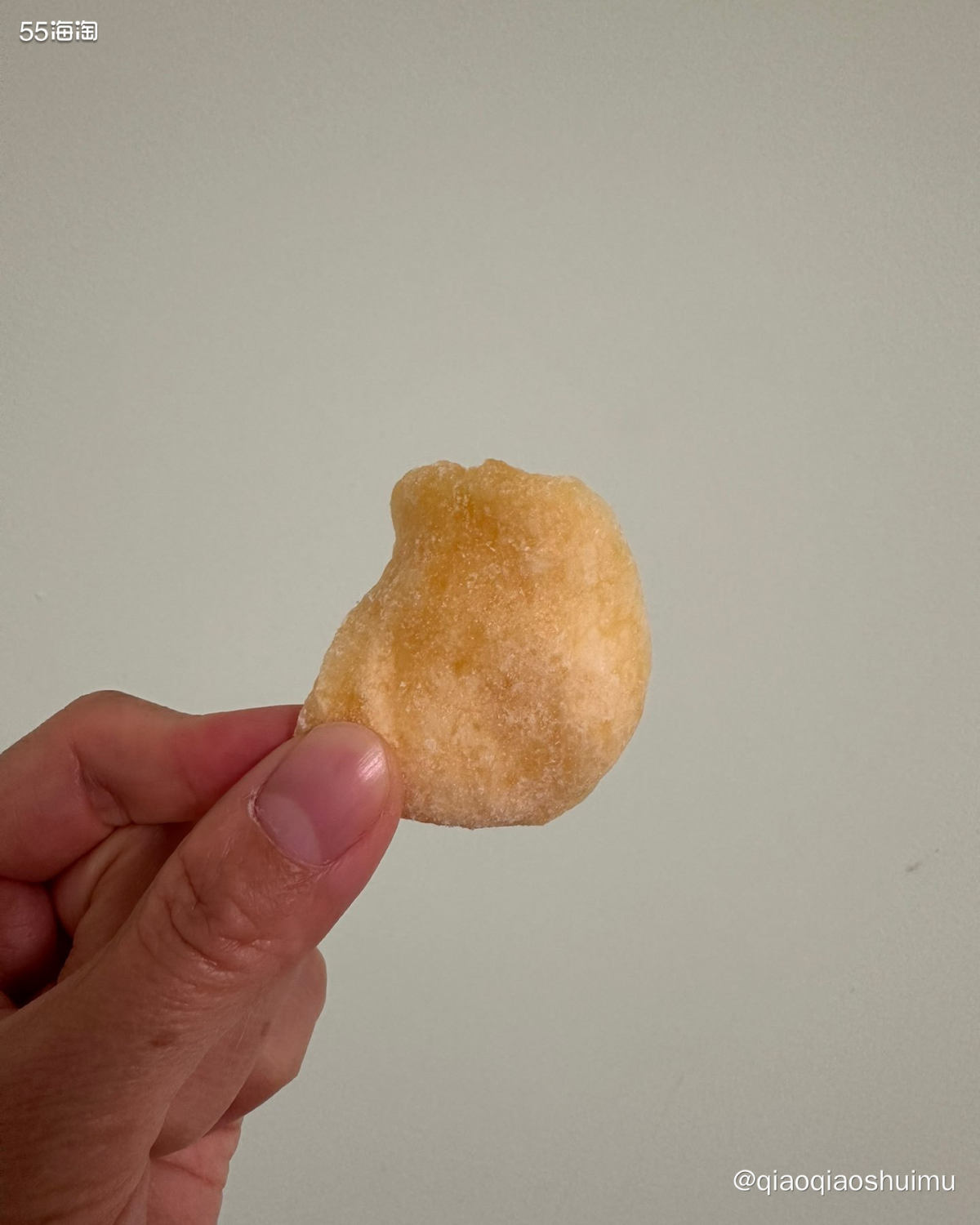 昨天去炒货店买瓜子和糖炒栗子，发现了苹果干。我小时候就蛮喜欢