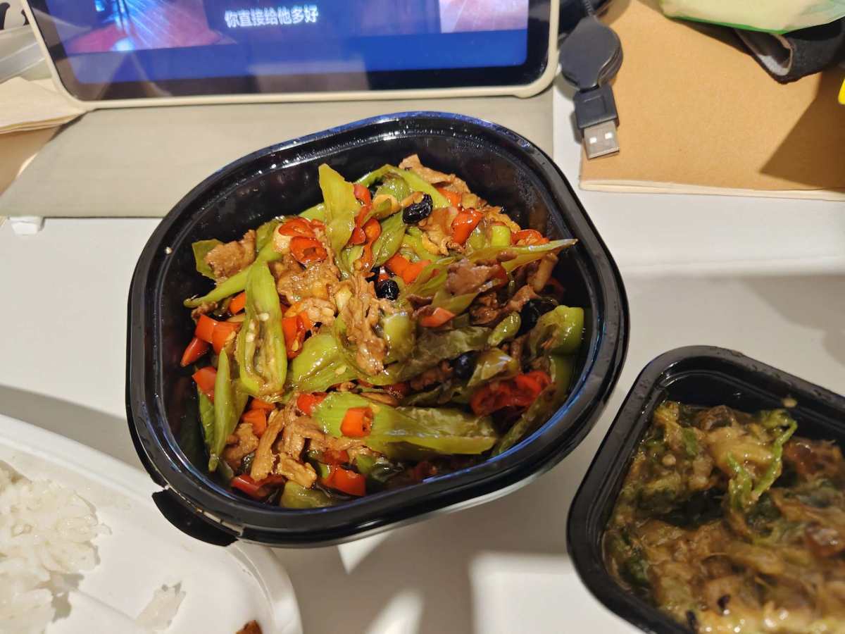 这是昨天晚上点的外卖，朋友想吃重口的，便点了潇湘阁家的辣椒炒
