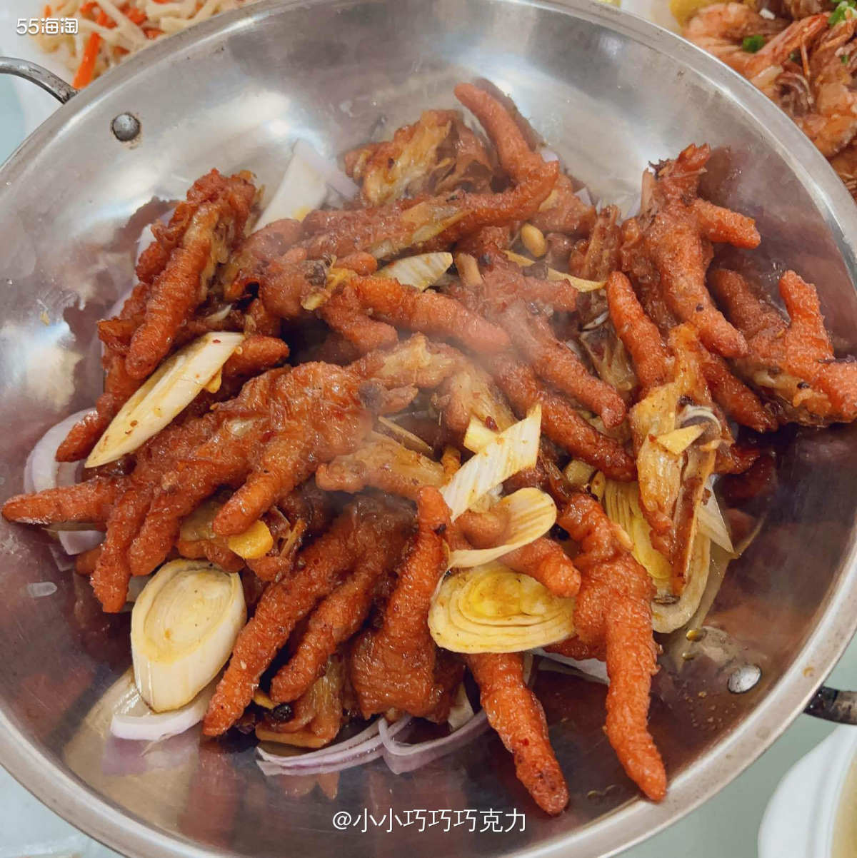 妈妈近来挺喜欢做干锅的，上次回家又做了干锅凤爪，入口即脱骨哦