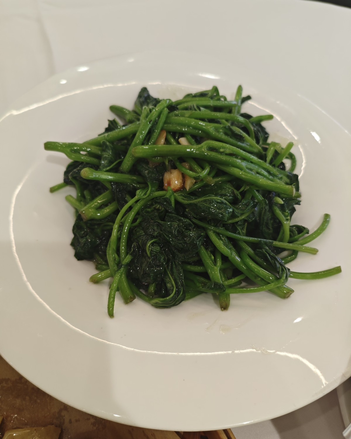 搬到湖南之前约朋友去吃一顿粤菜～  👉🏻黑蒜土鸡汤 这是