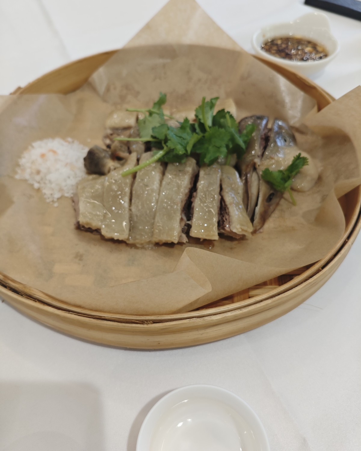 搬到湖南之前约朋友去吃一顿粤菜～  👉🏻黑蒜土鸡汤 这是