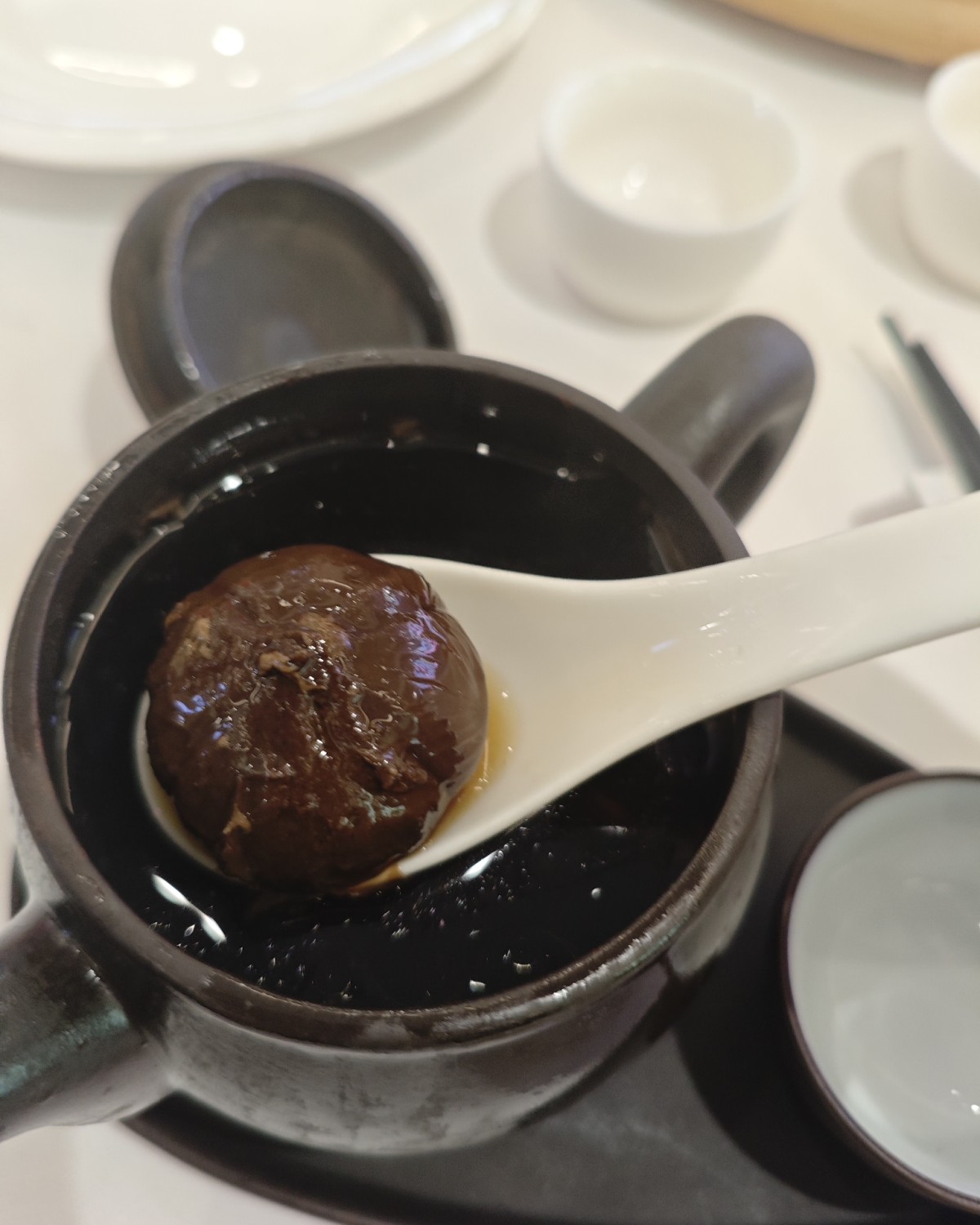 搬到湖南之前约朋友去吃一顿粤菜～  👉🏻黑蒜土鸡汤 这是