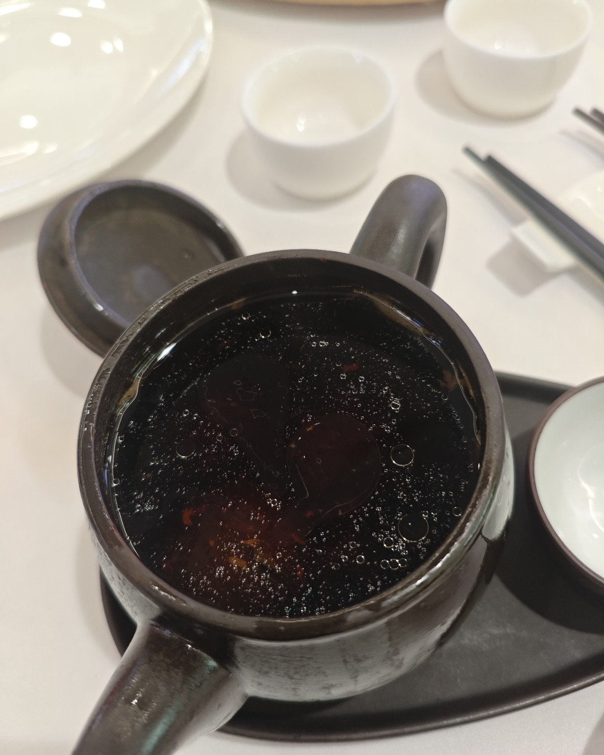 搬到湖南之前约朋友去吃一顿粤菜～  👉🏻黑蒜土鸡汤 这是