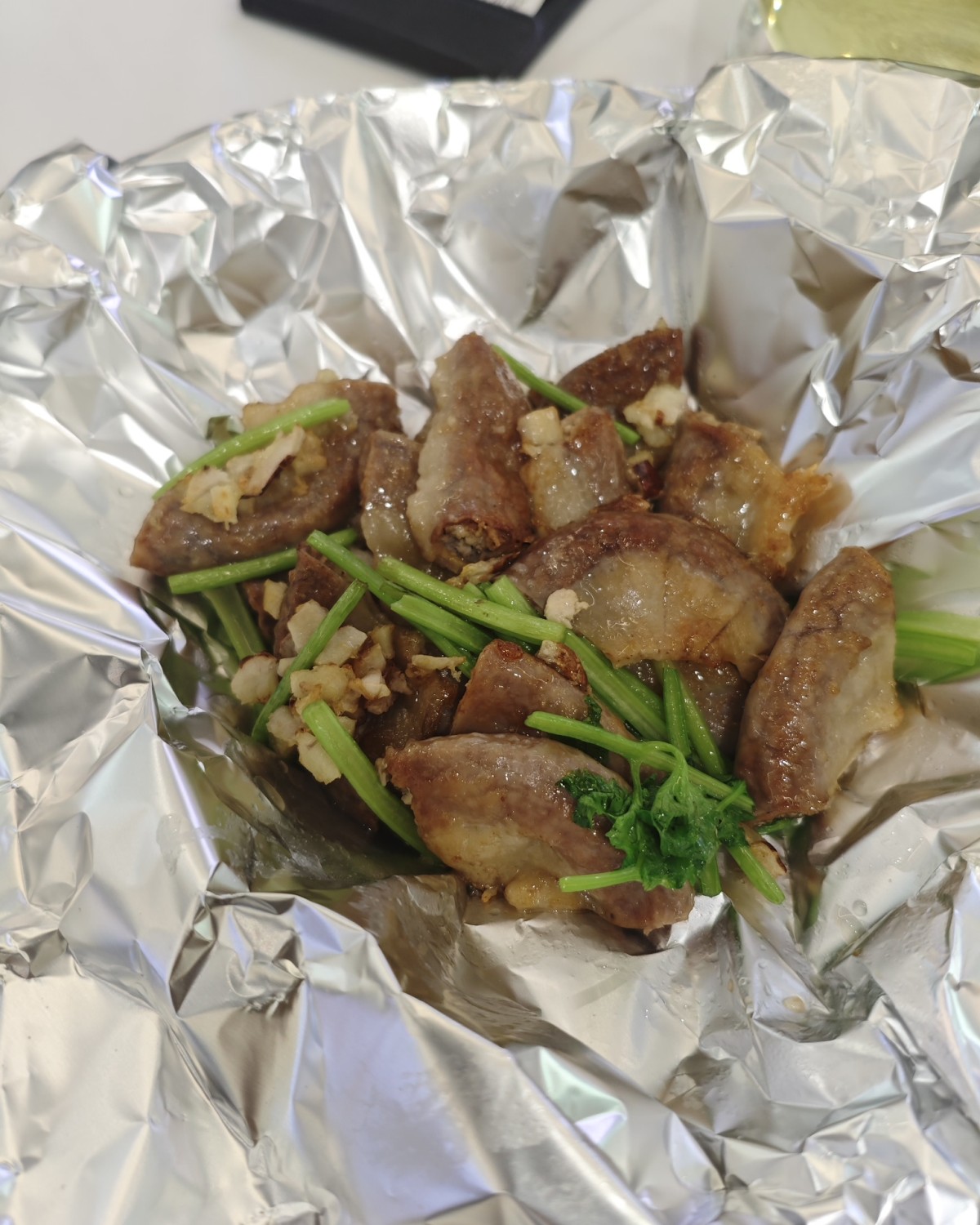 搬到湖南之前约朋友去吃一顿粤菜～  👉🏻黑蒜土鸡汤 这是