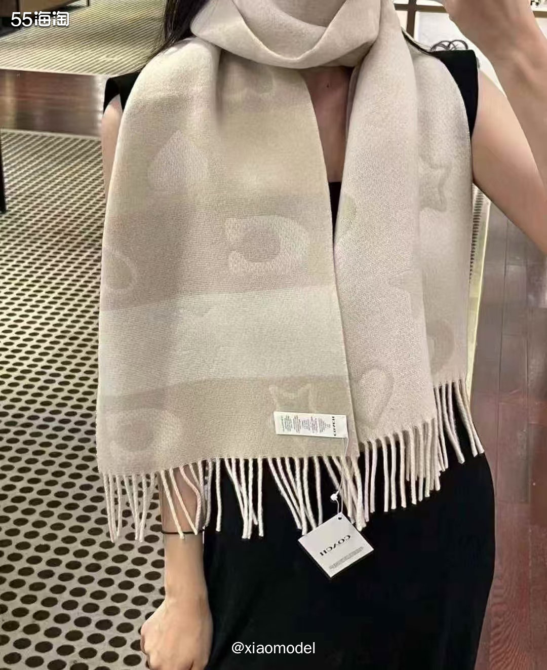 😀昨天有个后知后觉的妹子来问我coach围巾还能买吗，选了