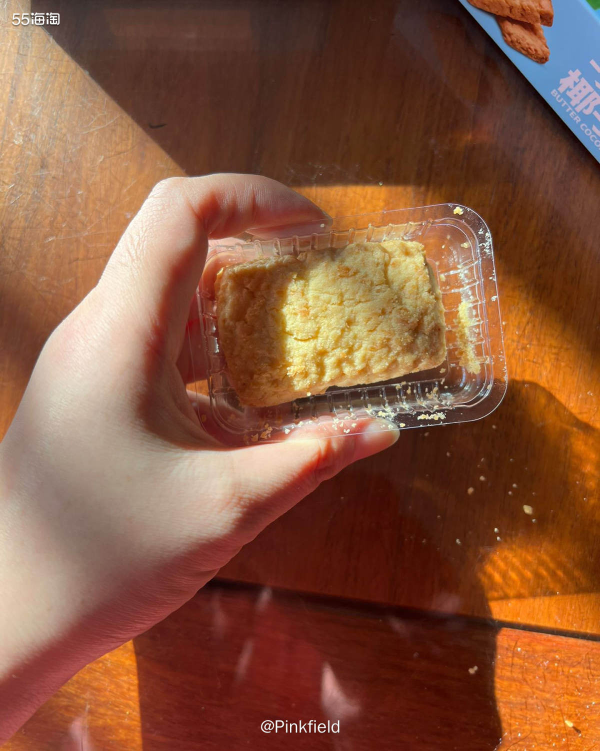 🍪来分享一款小零食，照片这款煌记黄油椰子酥是上个月开始尝试