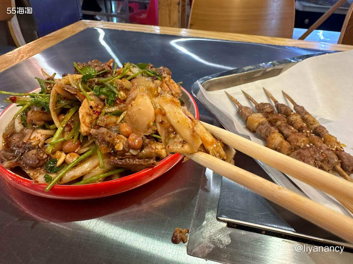 晚上19点过来店里吃饭的人不是很多，不过19点30后很快就满