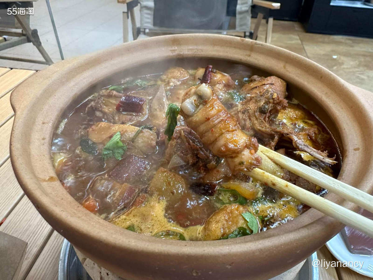 天气冷了下班只想吃顿热乎的，去了公司附近的鸡公煲，小店座位蛮