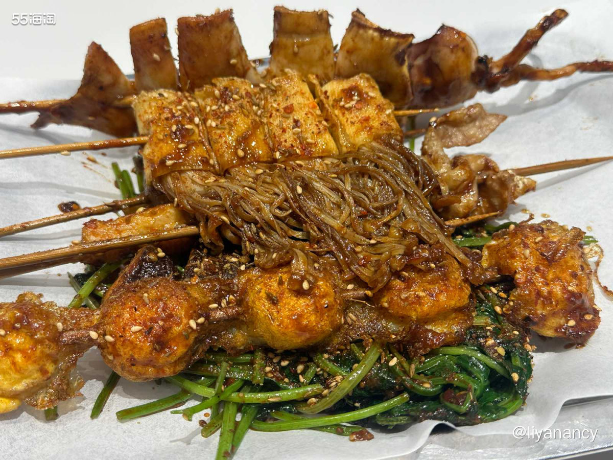 很大的一家烤鱿鱼店，但是不止买烤鱿鱼还有其他一些烤串，内容非