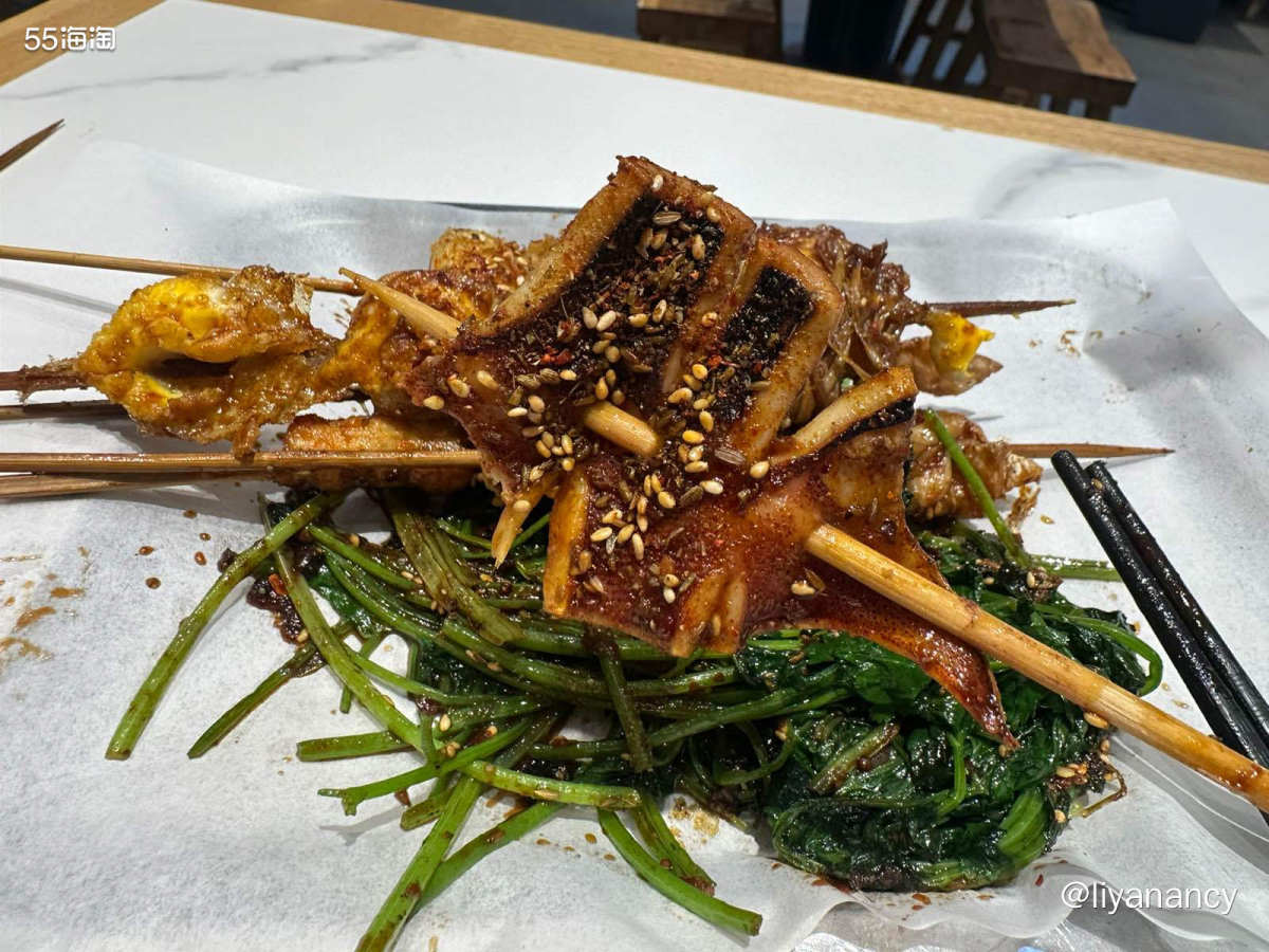 很大的一家烤鱿鱼店，但是不止买烤鱿鱼还有其他一些烤串，内容非